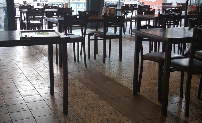 İskele Caddesi’nde faaliyet gösteren esnaf, VEDAŞ tarafından uygulanan sık elektrik
