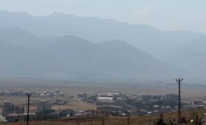 Yüksekova ilçesinde etkili olan rüzgarın taşıdığı toz bulutları, Cilo Dağları’nı