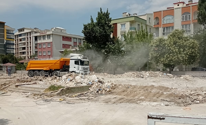 İpekyolu ilçesinde bulunan Tef İfakat İlköğretim Okulu’nun yıkım çalışmaları sırasında