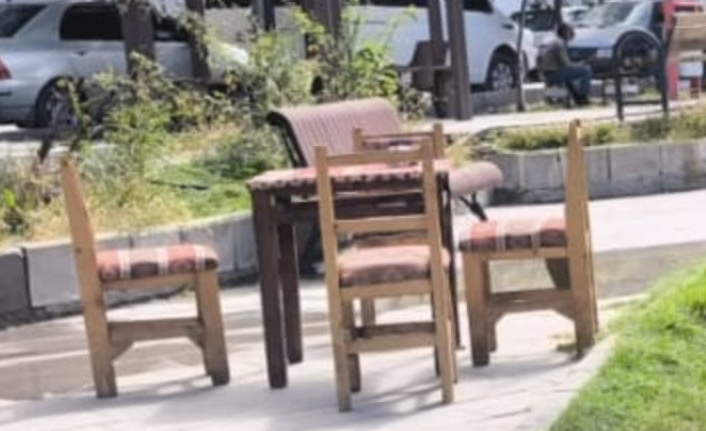 Van’da çarşı merkezinde kaldırım işgali vatandaşları isyan ettirdi. Esnaf masa