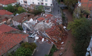 Balıkesir’in Sındırgı ilçesinde 6.1 büyüklüğünde deprem meydana geldi. Depremde 3