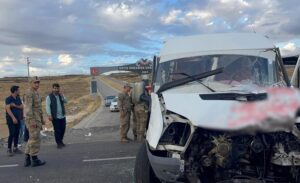 Van’ın Erciş ilçesinde okul servisi ile tır çarpıştı. Kazada 14