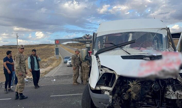 Van’da trafik kazası! Okul servisiyle tır çarpıştı: Yaralılar var