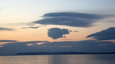 Van'da akşam saatlerinde insan silüetine benzeyen bulut, Van Gölü’ne yansıyarak