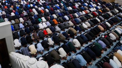 Van’da Kurban Bayramı namazı saat 05.20’de kılındı. Namazın ardından camilerden