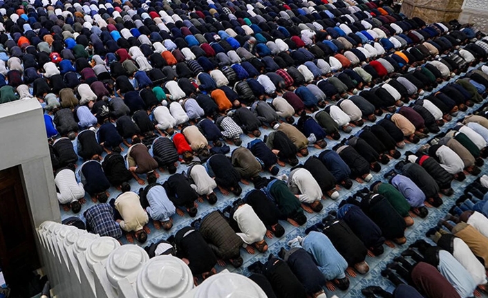 Van’da bayram namazı kılındı, vatandaşlar bayramlaştı Van’da Kurban Bayramı namazı saat 05.20’de kılındı. Namazın ardından camilerden