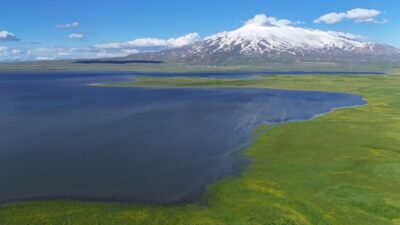 Muhteşem! Bitlis’teki manzara görenleri büyüledi Bitlis’teki Cil Gölü, karlı Süphan Dağı ile oluşturduğu eşsiz manzarayla