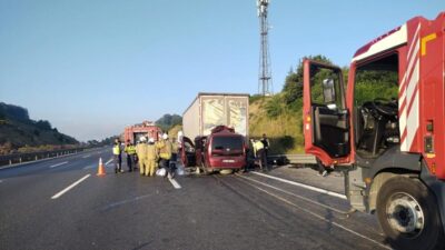 Kahreden haber geldi! Hafif ticari araç TIR’a arkadan çarptı Çekmeköy’de Kuzey Marmara Otoyolu’nda hafif ticari araç TIR'a arkadan çarptı.