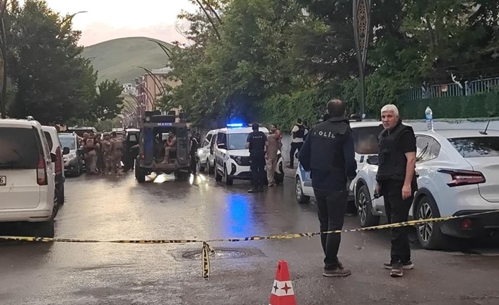 Muş’ta kardeşini vuran şahıs etkisiz hale getirildi, polisimiz yaralandı Muş'ta kardeşini yaralayıp eve kapanan şüpheli, özel harekat operasyonuyla etkisiz