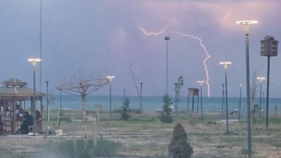 Van’da gece etkili olan yağışla birlikte çakan şimşekler, Van Gölü